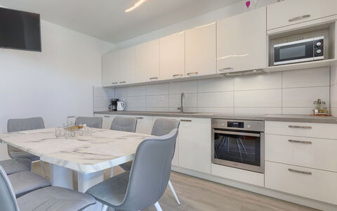 Villa Zirdum: Meubles, Cabinetry, Propriété, Comptoir, Table, Chaise, Bâtiment, Cuisine, Cuisinière, Bois