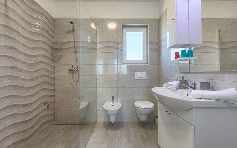 Villa Zirdum: Miroir, Évier, Robinet, Luminaire Plomberie, Propriété, Lavabo, Salle De Bains, Design Intérieur, Bâtiment