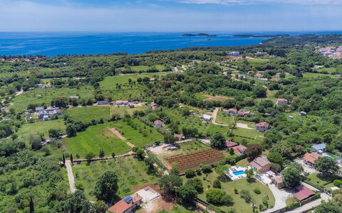 Villa Bernard: Ciel, Nuage, L'Eau, Bleu, Plante, Arbre, Paysage Naturel, Lot Terre, Végétation, Design Urbain