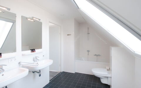 Oesterdam Resort: Salle De Bains, Propriété, Pièce, Design Intérieur, Maison, Bâtiment, Plafond, Sol, Architecture, Grenier