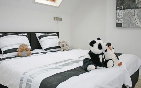 Oesterdam Resort: Chambre, Lit, Drap De Lit, Pièce, Meubles, Literie, Propriété, Cadre De Lit, Design Intérieur, Noir Et Blanc
