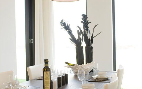 Oesterdam Resort: Blanc, Pièce, Jaune, Design Intérieur, Salle À Manger, Table, Meubles, Matériel De La Propriété, Miroir, Verre