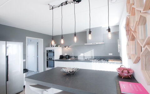 Oesterdam Resort: Pièce, Blanc, Propriété, Design Intérieur, Comptoir, Meubles, Sol, Plafond, Cuisine, Bâtiment