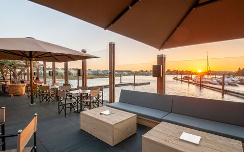 Oesterdam Resort: Propriété, Ciel, Table, Ombre, Éclairage, Architecture, Mobilier De Jardin, Bois, Chaise, Loisir