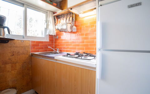 Port Camargue 510: Bâtiment, Cabinetry, Appareil De Cuisine, Cuisine, Comptoir, Fenêtre, Robinet, Bois, Cuisinière, Maison