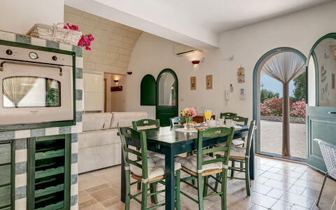 Borgo Marianna: Table, Meubles, Chaise, Bâtiment, Cuisine, Plante D'Appartement, Bois, Design Intérieur, Sol, Comptoir