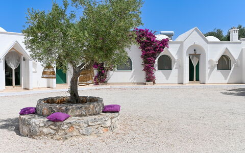 Borgo Marianna: Ciel, Bâtiment, Plante, Propriété, Bleu Azur, Violet, Maison, Fenêtre, Arecales, Immobilier