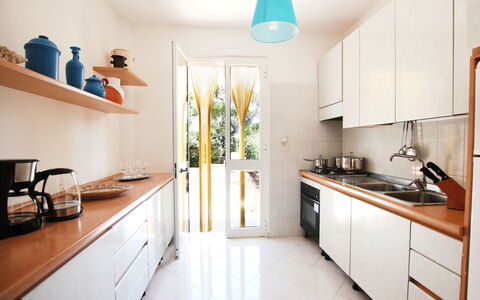 Villa Irene: Pièce, Propriété, Comptoir, Cuisine, Meubles, Design Intérieur, Bâtiment, Maison, Cabinetry, Sol