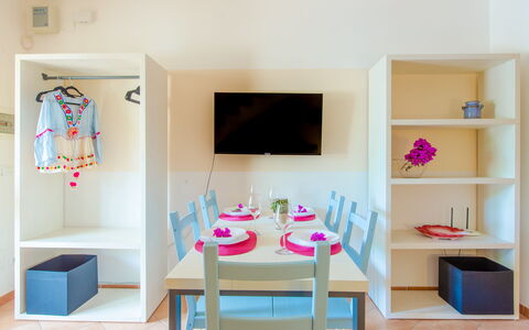 Villa Mezzaluna: Pièce, Meubles, Étagère, Rose, Design Intérieur, Table, Rayonnage, Maison, Sol, Salon