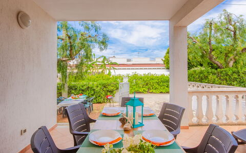 Villa Mezzaluna: Propriété, Pièce, Immobilier, Maison, Bâtiment, Design Intérieur, Porche, Table, Vacances, Meubles