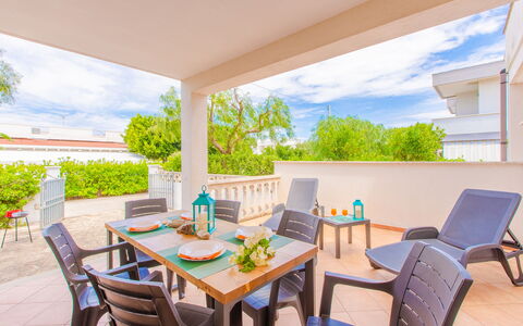 Villa Mezzaluna: Propriété, Pièce, Immobilier, Bâtiment, Design Intérieur, Maison, Meubles, Domicile, Table, Biens