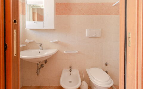 Villa Mezzaluna: Salle De Bains, Propriété, Pièce, Luminaire Plomberie, Toilette, Mur, Siège De Toilette, Tuile, Accessoire Salle De Bain, Architecture