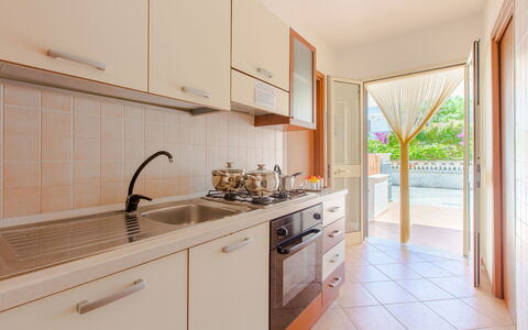 Villa Mezzaluna: Propriété, Pièce, Immobilier, Cuisine, Meubles, Bâtiment, Cabinetry, Maison, Design Intérieur, Jaune