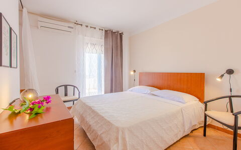 Villa Mezzaluna: Chambre, Lit, Pièce, Meubles, Propriété, Drap De Lit, Cadre De Lit, Design Intérieur, Sol, Literie