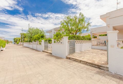 Villa Mezzaluna: Propriété, Immobilier, Zone Résidentielle, Bâtiment, Maison, Ciel, Domicile, Architecture, Pièce, Arbre