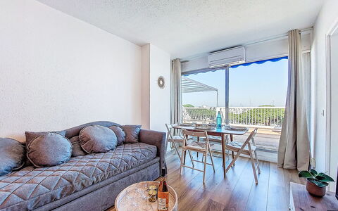 Port Camargue 520: Appartement, Meubles, Balcon, Condominium, Dur, Chaise, Parquet, Hôtel, Appartement Penthouse, Daylighting