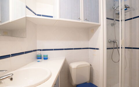 Port Camargue 520: Propriété, Évier, Robinet, Miroir, Luminaire Plomberie, Lavabo, Bleu, Design Intérieur, Architecture