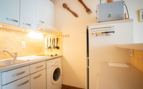 Port Camargue 520: Buanderie, Cabinetry, Bâtiment, Propriété, Armoire De Toilette, Évier, Design Intérieur, Éclairage, Machine À Laver, Sécheuse