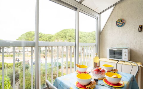 Port Camargue 520: Table, Vaisselle, Aliments, Propriété, Meubles, Ciel, Fenêtre, Bâtiment, Plante, Canapé
