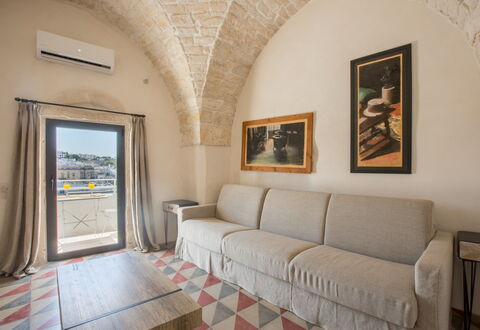 Zia Saby: Propriété, Pièce, Bâtiment, Design Intérieur, Meubles, Immobilier, Maison, Sol, Mur, Salon