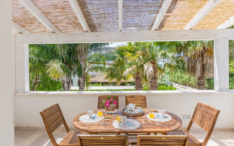 Casa Bianca: Propriété, Pièce, Plafond, Design Intérieur, Maison, Immobilier, Bâtiment, Meubles, Domicile, Table