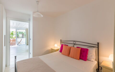 Casa Bianca: Chambre, Pièce, Propriété, Meubles, Lit, Cadre De Lit, Design Intérieur, Bâtiment, Drap De Lit, Sol