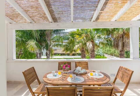 Casa Bianca: Propriété, Pièce, Plafond, Design Intérieur, Maison, Immobilier, Bâtiment, Meubles, Domicile, Table