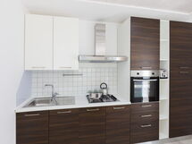 Cucina con frigo e forno