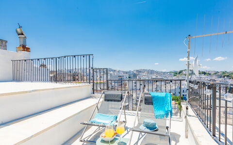 Solo Voi: Ciel, Bâtiment, Design Urbain, Ombre, Immobilier, Façade, Condominium, Clôture, Loisir, Architecture Navale
