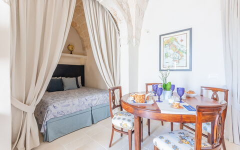 Solo Voi: Pièce, Meubles, Propriété, Rideau, Chambre, Design Intérieur, Lit, Suite, Bâtiment, Maison