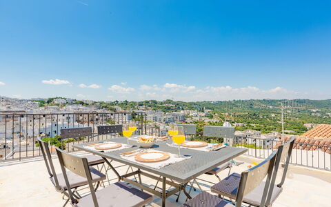 Solo Voi: Propriété, Immobilier, Jaune, Table, Bâtiment, Maison, Pièce, Biens, Meubles, Appartement
