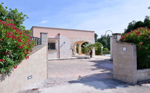 Villa Lidia Con Piscina: Propriété, Bâtiment, Maison, Immobilier, Hacienda, Architecture, Domicile, Arbre, Biens, Villa