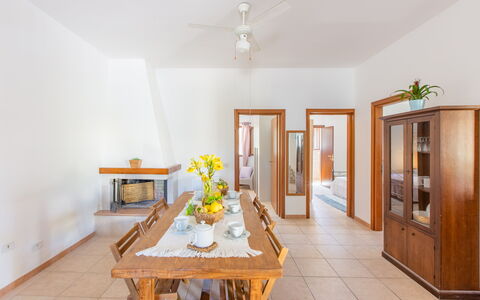 Villa Lidia Con Piscina: Propriété, Pièce, Meubles, Jaune, Design Intérieur, Maison, Bâtiment, Salle À Manger, Table, Sol