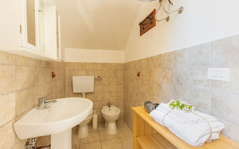Villa Lidia Con Piscina: Salle De Bains, Propriété, Pièce, Design Intérieur, Immobilier, Bâtiment, Maison, Tuile, Sol, Architecture
