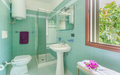 Prato Inglese Destro: Miroir, Plante, Propriété, Vert, Luminaire Plomberie, Évier, Violet, Robinet, Bleu, Salle De Bains
