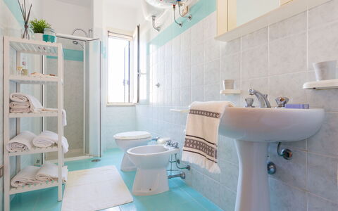 Appartamento Panorama Sul Mare: Salle De Bains, Pièce, Propriété, Bleu, Turquoise, Siège De Toilette, Luminaire Plomberie, Baignoire, Design Intérieur, Tuile
