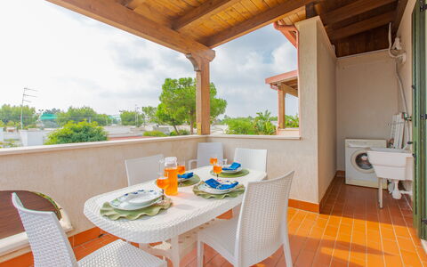 Prato Inglese Sinistro: Meubles, Table, Propriété, Chaise, Ciel, Bois, Design Intérieur, Plante, Vaisselle, Ombre