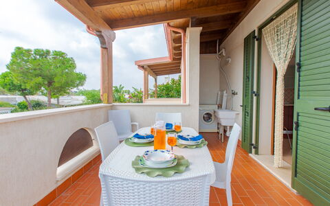 Prato Inglese Sinistro: Meubles, Propriété, Table, Ciel, Vert, Bâtiment, Design Intérieur, Bois, Plante, Arbre
