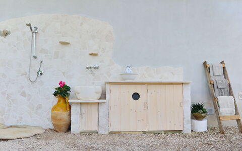 L'alcova: Jaune, Mur, Meubles, Pièce, Bois, Table, Porte, Plante, Fleur, Commode