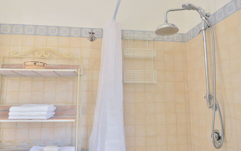 L'alcova: Salle De Bains, Pièce, Luminaire Plomberie, Bar De Douche, Tige De Douche, Tuile, Linge, Douche