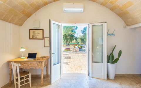 Trullo Con Piscina Per Bambini: Plante, Bâtiment, Meubles, Plante D'Appartement, Fenêtre, Table, Bois, Pot De Fleur, Design Intérieur, Porte