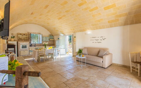 Trullo Con Piscina Per Bambini: Propriété, Meubles, Canapé, Table, Design Intérieur, Architecture, Sol, Sol, Salon, Chaise