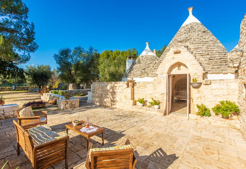 Trullo Con Piscina Per Bambini: Ciel, Plante, Meubles, Propriété, Bâtiment, Table, Arbre, Chaise, Mobilier De Jardin, Chalet