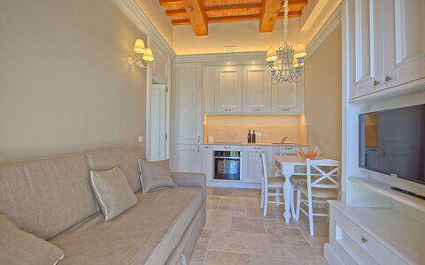 Il Sole Di Vino: Pièce, Propriété, Meubles, Bâtiment, Design Intérieur, Plafond, Sol, Maison, Domicile, Mur