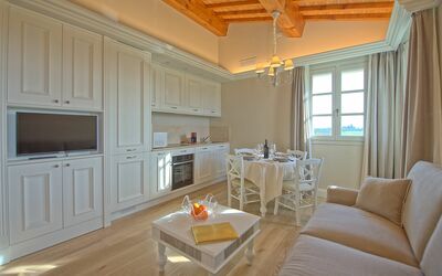 Sole di Vino - 2: Pièce, Propriété, Meubles, Design Intérieur, Bâtiment, Salon, Plafond, Sol, Domicile, Jaune