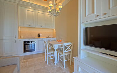Sole di Vino - 1: Propriété, Pièce, Meubles, Cuisine, Sol, Jaune, Cabinetry, Bâtiment, Maison, Design Intérieur
