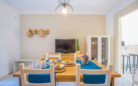 Villa Salento: Table, Meubles, Propriété, Chaise, Bleu Azur, Bois, Éclairage, Design Intérieur, Sol, Maison