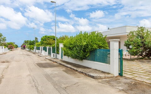 Villa Nettuno: Éclairage Public, Propriété, Zone Résidentielle, Ciel, Route, Éclairage, Immobilier, Quartier, Arbre, Mur