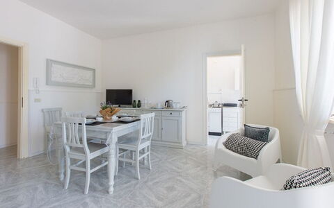 Villa Nettuno: Blanc, Pièce, Propriété, Meubles, Design Intérieur, Bâtiment, Maison, Salon, Sol, Table