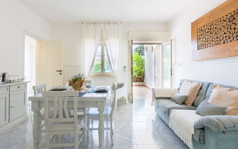 Villa Nettuno: Propriété, Meubles, Pièce, Design Intérieur, Salon, Bâtiment, Sol, Maison, Jaune, Table